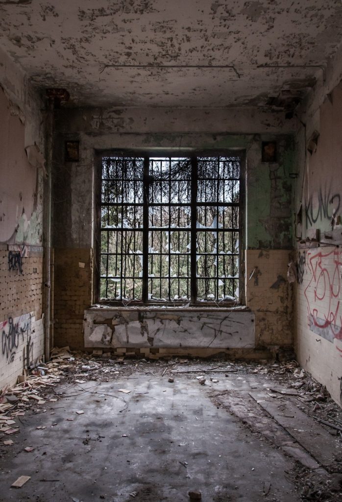 घर की खिदकियों के टूटे हुए शीशे दिखाई देना dream about broken window glass
